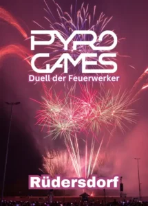 Feuerwerk erleuchtet den Himmel über einem Park mit Bäumen während der Pyrogames - das Duell der Feuerwerker.